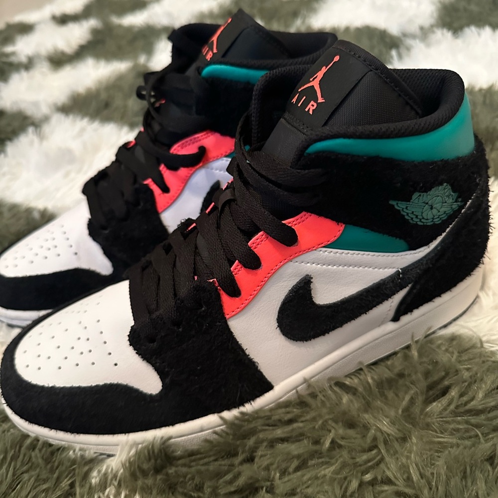 Jordan 1 Mid
SE South Beach